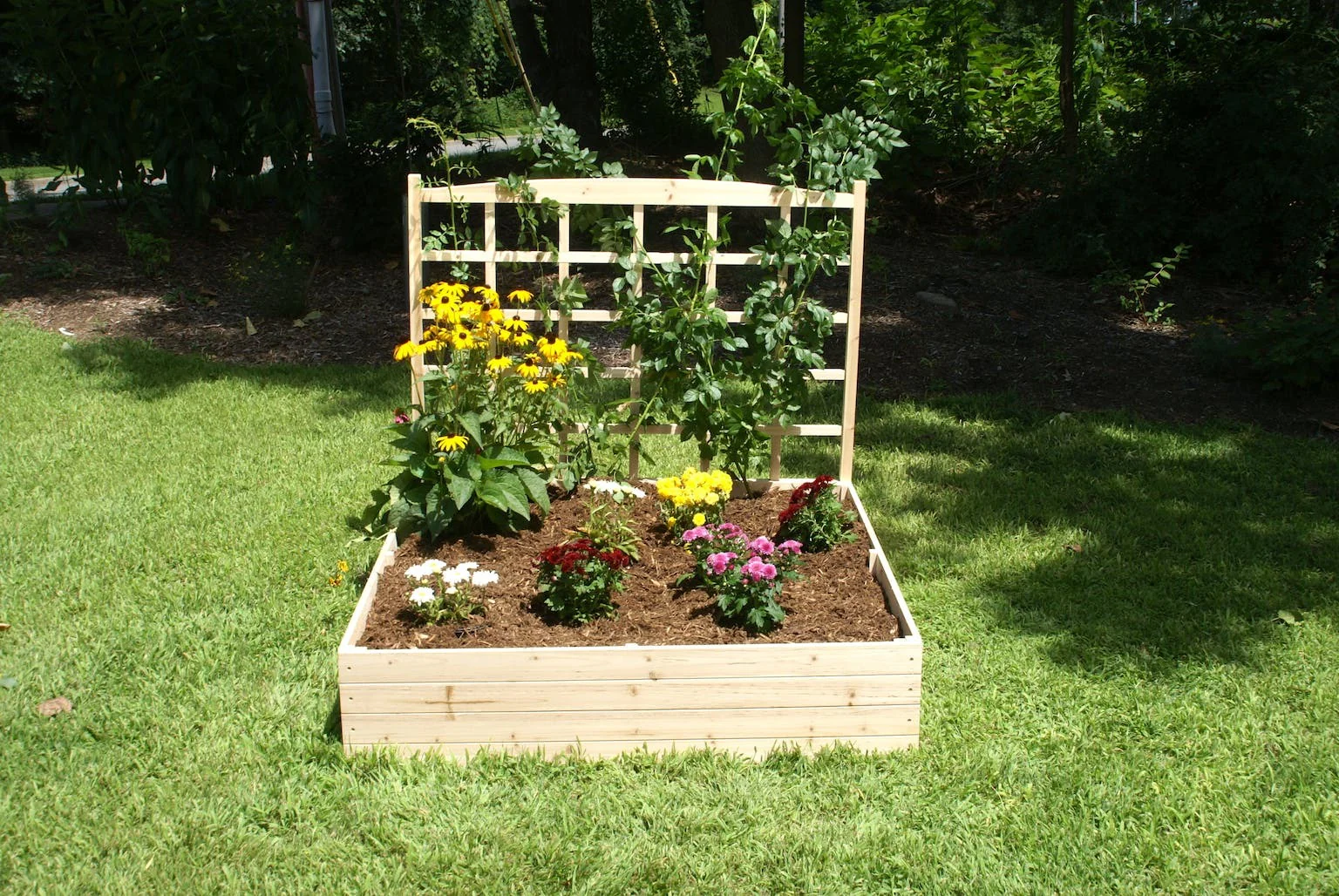Riverstone Raised Garden Bed with Trellis (4FT x 4FT x 11IN) - Image 3